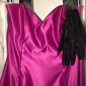 Sweetheart neckline gown with gloves. Prom dress